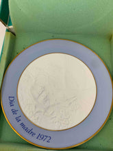 Load image into Gallery viewer, Set Of 2 Pieces Lladro Porcelain Dia De La Madre 1972 Collector Plates
