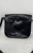 Load image into Gallery viewer, Vera Pelle Womens Black Leather Adjustable Strap Inner Pockets Crossbody Bag
